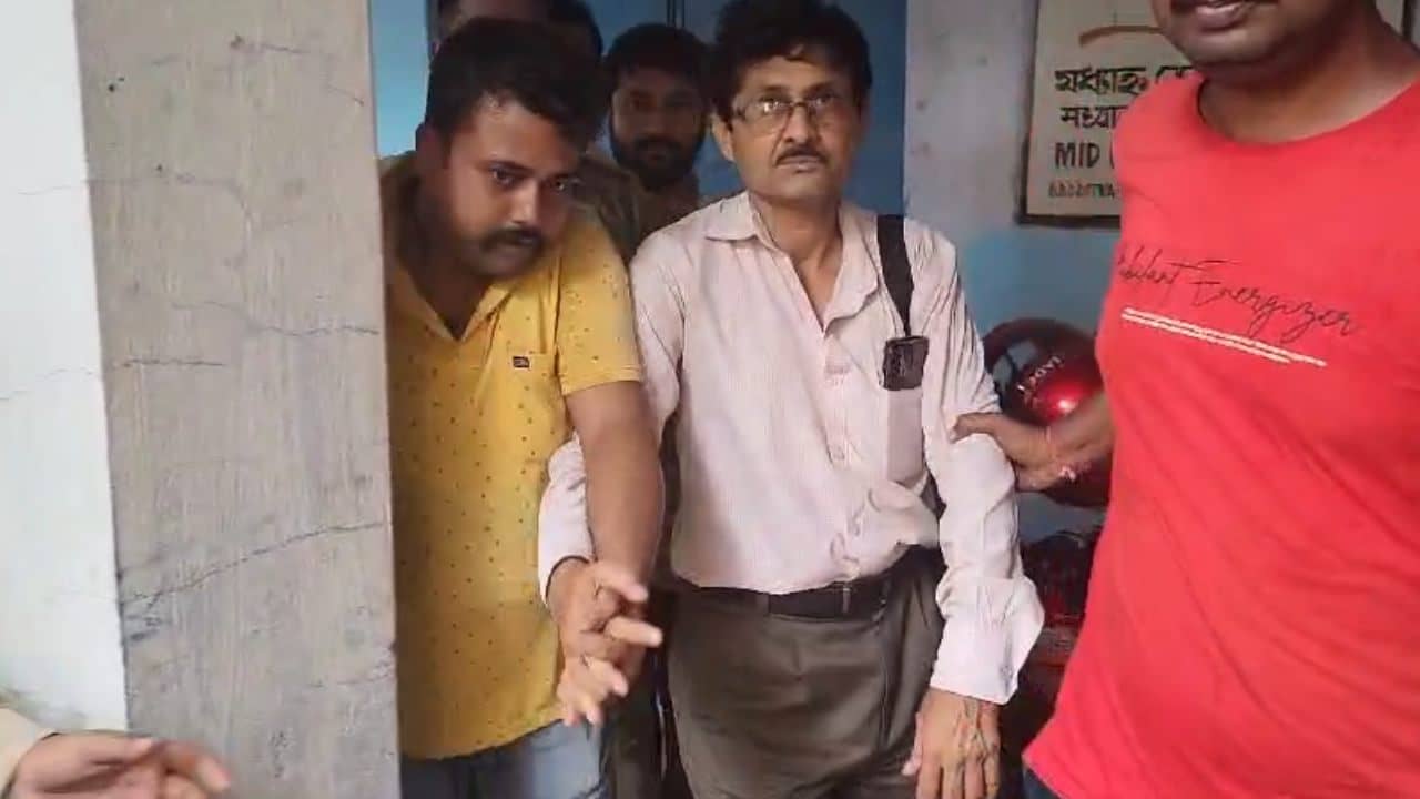 Katwa: কাটোয়ায় সাপের কামড়ে ছাত্র মৃত্যুতে নয়া মোড়, গ্রেফতার স্কুলের প্রধান শিক্ষক