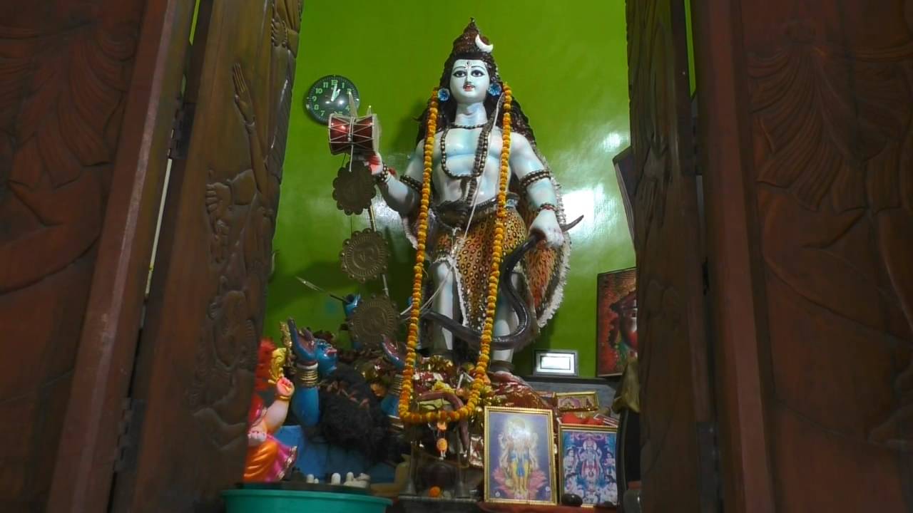 Kali Puja: কালীর দেহে পা রেখে দাঁড়িয়ে শিব! উলটপুরাণ মধ্যমগ্রামের মহাকাল মন্দিরে