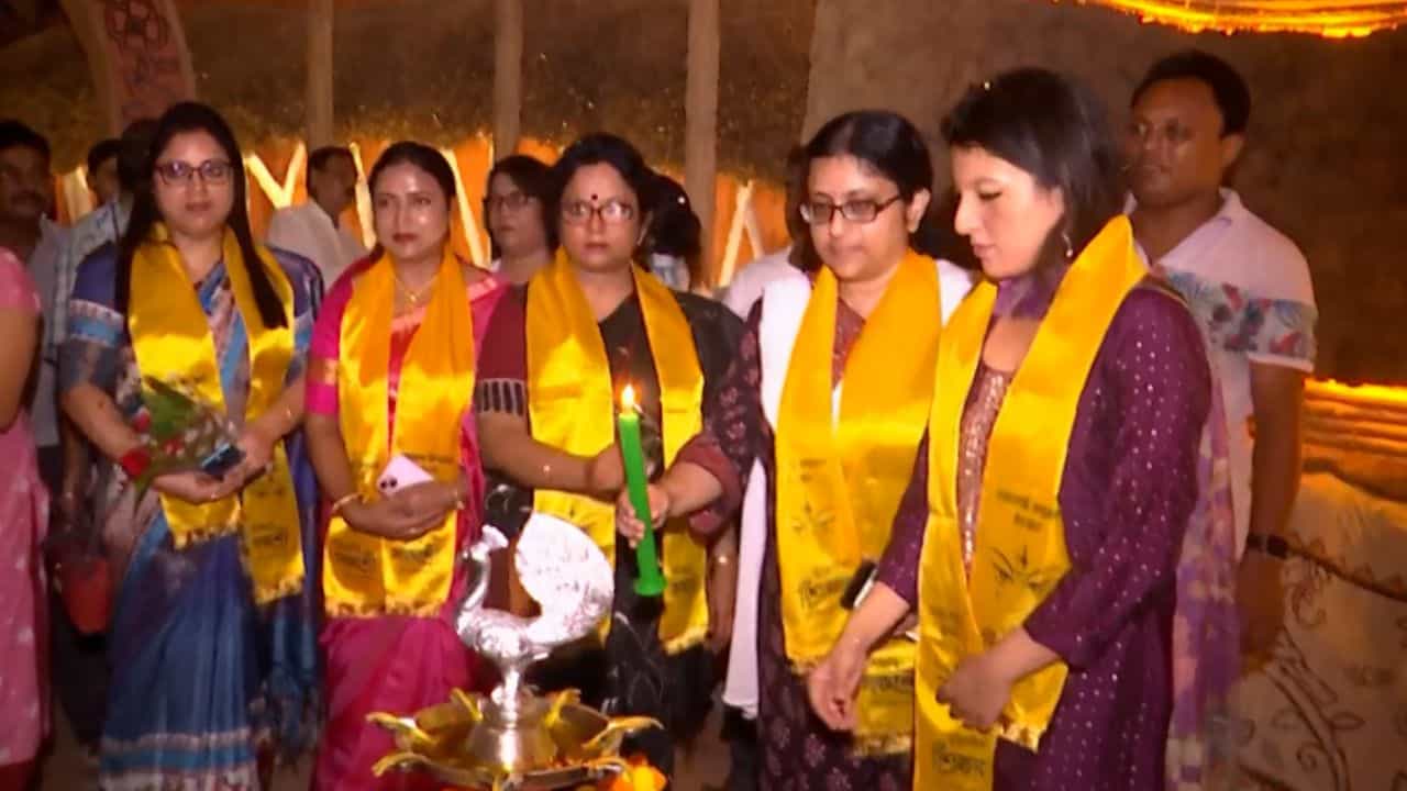 Durga Puja 2024: মহিলা চিকিৎসকদের দিয়ে উদ্বোধন করিয়ে নজর কাড়ল শিলিগুড়ির এই পুজো কমিটি Durga Puja 2024: মহিলা চিকিৎসকদের দিয়ে উদ্বোধন করিয়ে নজর কাড়ল শিলিগুড়ির এই পুজো কমিটি
