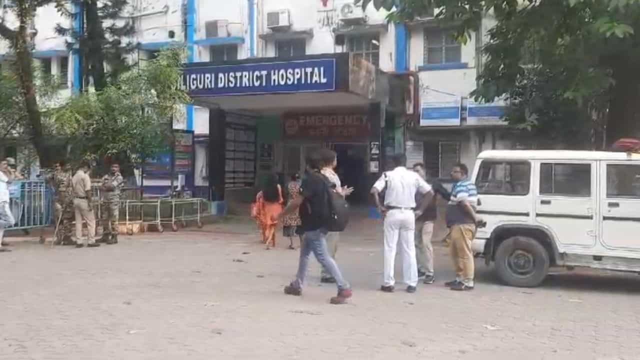 Siliguri: বন্ধ সিসিটিভি! ওয়ার্ড থেকে উধাও সদ্যজাতের মৃতদেহ, চাঞ্চল্য শিলিগুড়িতে Siliguri: বন্ধ সিসিটিভি! ওয়ার্ড থেকে উধাও সদ্যজাতের মৃতদেহ, চাঞ্চল্য শিলিগুড়িতে