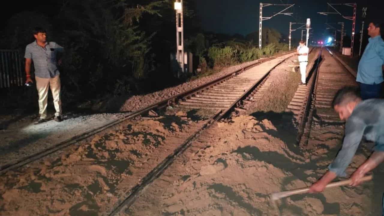 উৎসব বদলে যেত বিষাদে, ১ সেকেন্ড দেরি হলেই ছিটকে যেত ট্রেনের ইঞ্জিন! অল্পের জন্য প্রাণ বাঁচল শয়ে শয়ে যাত্রীর উৎসব বদলে যেত বিষাদে, ১ সেকেন্ড দেরি হলেই ছিটকে যেত ট্রেনের ইঞ্জিন! অল্পের জন্য প্রাণ বাঁচল শয়ে শয়ে যাত্রীর