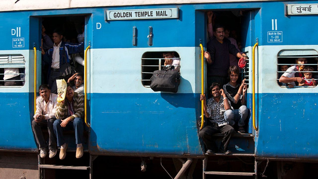 Train: তিন ঘণ্টা 'লেট' ছিল ট্রেন, তিন বছর পর যাত্রীকে 'হয়রানি'র জরিমানা দিচ্ছে রেল Train: তিন ঘণ্টা 'লেট' ছিল ট্রেন, তিন বছর পর যাত্রীকে 'হয়রানি'র জরিমানা দিচ্ছে রেল