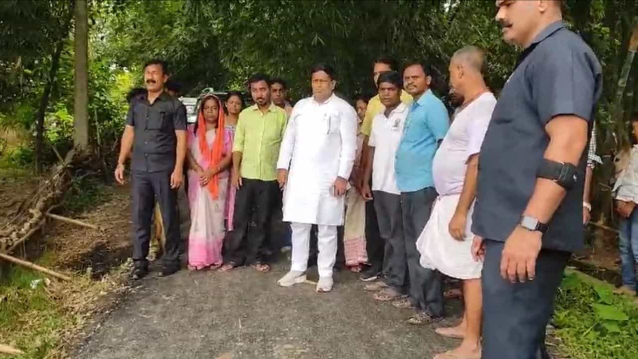 Sukanta Majumder: দত্তক নেওয়া গ্রামের রাস্তা নির্মাণ নিয়ে বাসিন্দাদের ক্ষোভ, দাঁড়িয়ে থেকে কাজ করালেন সুকান্ত Sukanta Majumder: দত্তক নেওয়া গ্রামের রাস্তা নির্মাণ নিয়ে বাসিন্দাদের ক্ষোভ, দাঁড়িয়ে থেকে কাজ করালেন সুকান্ত