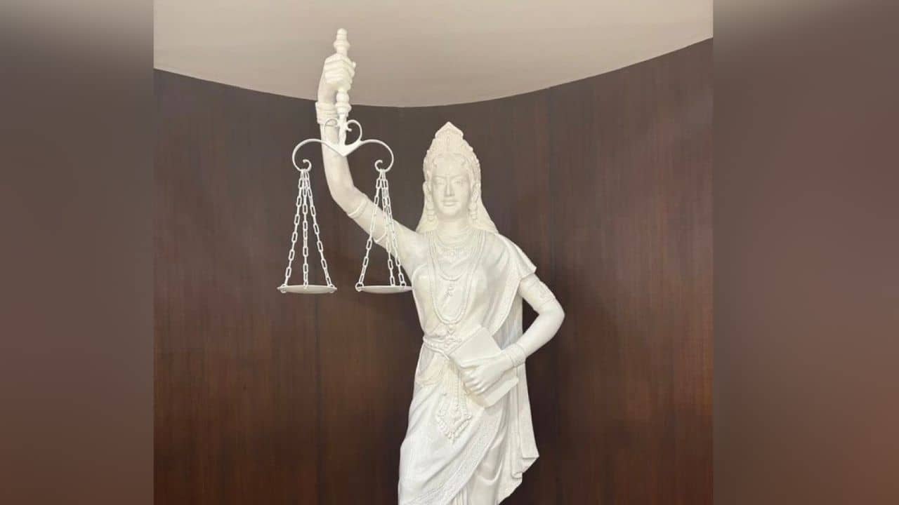Lady of Justice Statue: আইনের চোখ আর বাঁধা নয়, তরোয়ালের জায়গায় সংবিধান, সুপ্রিম কোর্টে বসল লেডি অব জাস্টিস-র নতুন মূর্তি