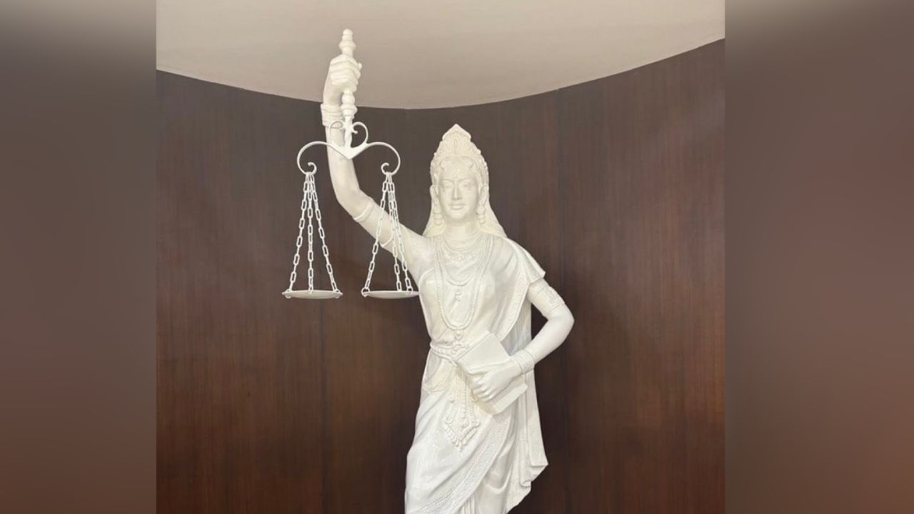 Lady of Justice Statue: আইনের চোখ আর বাঁধা নয়, তরোয়ালের জায়গায় সংবিধান, সুপ্রিম কোর্টে বসল 'লেডি অব জাস্টিস'-র নতুন মূর্তি