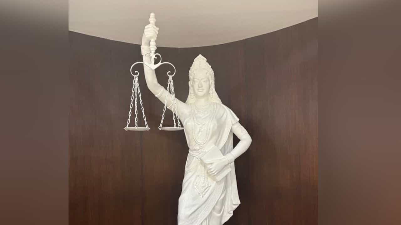 Lady of Justice Statue: আইনের চোখ আর বাঁধা নয়, তরোয়ালের জায়গায় সংবিধান, সুপ্রিম কোর্টে বসল 'লেডি অব জাস্টিস'-র নতুন মূর্তি Lady of Justice Statue: আইনের চোখ আর বাঁধা নয়, তরোয়ালের জায়গায় সংবিধান, সুপ্রিম কোর্টে বসল 'লেডি অব জাস্টিস'-র নতুন মূর্তি