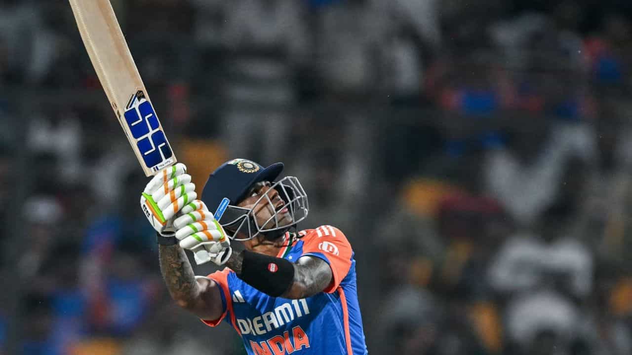 Suryakumar Yadav: চাই আর ৩৯ রান, তা হলেই বিরাটের এক রেকর্ডে ভাগ বসাবেন স্কাই Suryakumar Yadav: চাই আর ৩৯ রান, তা হলেই বিরাটের এক রেকর্ডে ভাগ বসাবেন স্কাই