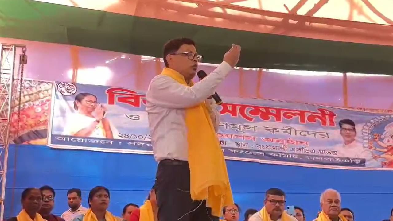 TMC: ‘নিজের বুথে হেরে ভূত, সে আবার জেলা কমিটির নেতা’! মঞ্চে বসে থাকা সতীর্থদের খোঁচা তৃণমূল নেতার, উপভোটের অস্বস্তি ঘাসফুলে