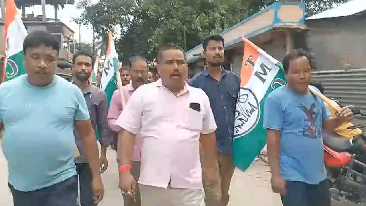 Trinamool Congress: টাকা নিয়ে বিজেপির লোক ঢোকাচ্ছেন দলে, অঞ্চল সভাপতির পদত্যাগের দাবিতে বিক্ষোভ তৃণমূল কর্মীদের