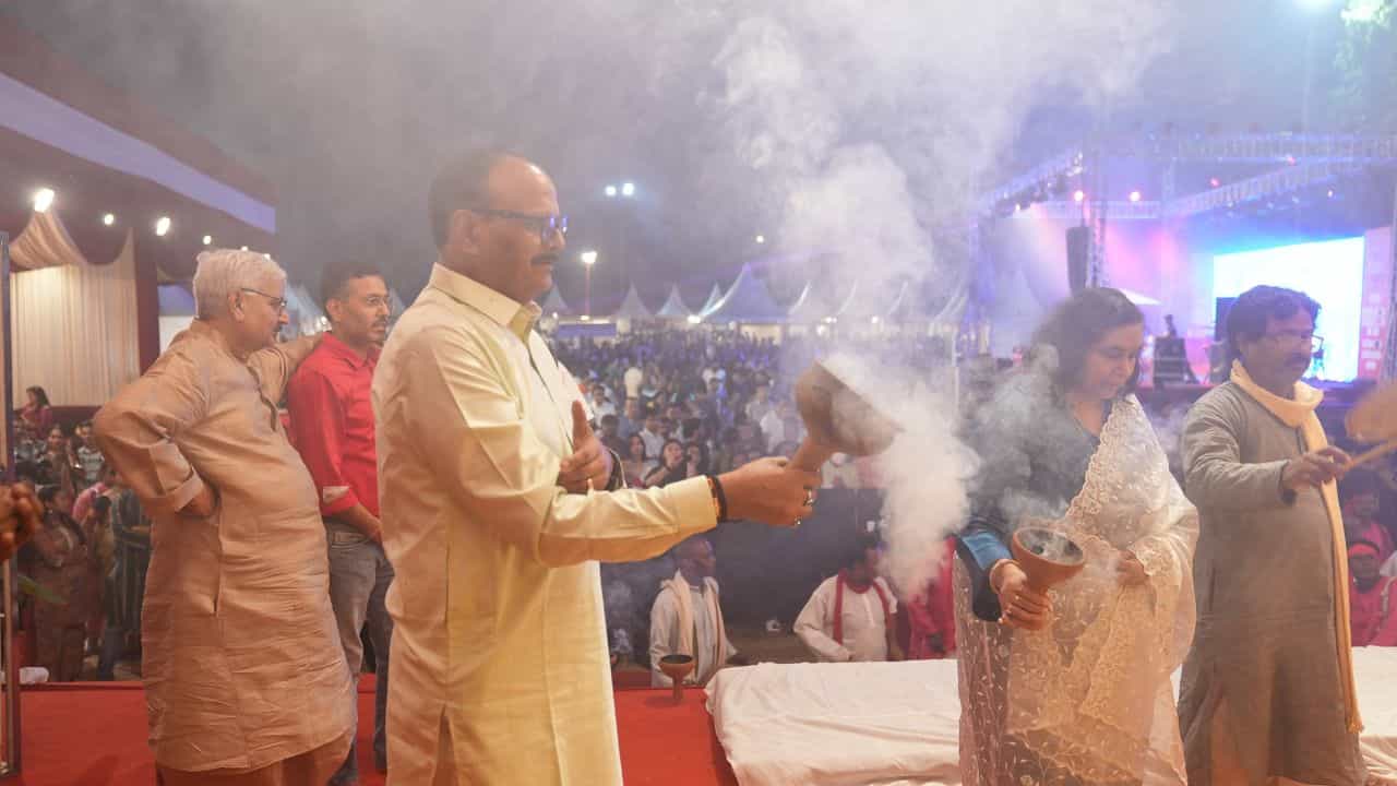 TV9 Festival of India: বরণ-সিঁদুর খেলায় দেবী দুর্গাকে বিদায়, শেষদিনেও চমক থাকছে TV9 ফেস্টিভাল অব ইন্ডিয়ায় TV9 Festival of India: বরণ-সিঁদুর খেলায় দেবী দুর্গাকে বিদায়, শেষদিনেও চমক থাকছে TV9 ফেস্টিভাল অব ইন্ডিয়ায়