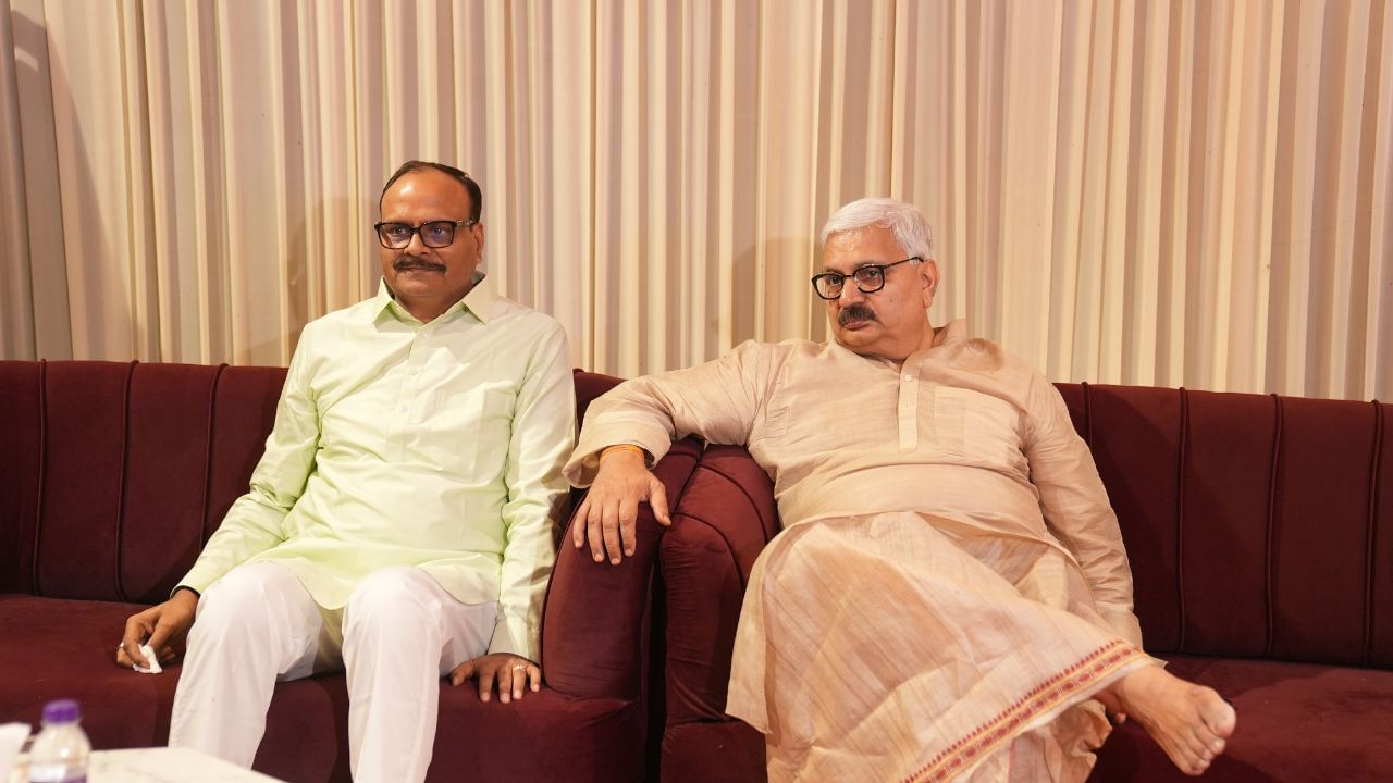 একাধিক রাজনৈতিক ও বিশিষ্ট ব্যক্তিরাও উপস্থিত হয়েছিলেন এই অনুষ্ঠানে।