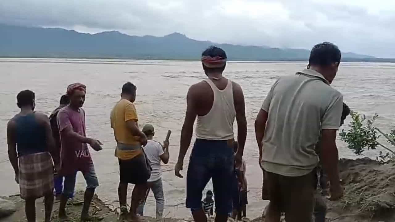 Teesta river erosion: তিস্তায় প্রবল ভাঙন, ঘরছাড়া ৮০টি পরিবার, বিপন্ন সেবকের কাছে লালটঙ, চমকডাঙি Teesta river erosion: তিস্তায় প্রবল ভাঙন, ঘরছাড়া ৮০টি পরিবার, বিপন্ন সেবকের কাছে লালটঙ, চমকডাঙি