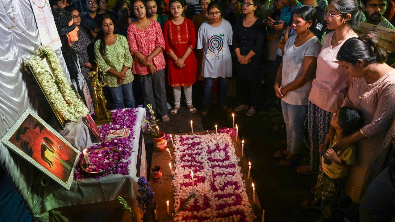 Tilottama's Parents: 'অসুর নিধন যেন করে যান মা', মণ্ডপে মণ্ডপে দর্শনার্থীদের প্রার্থনার অনুরোধ তিলোত্তমার মায়ের