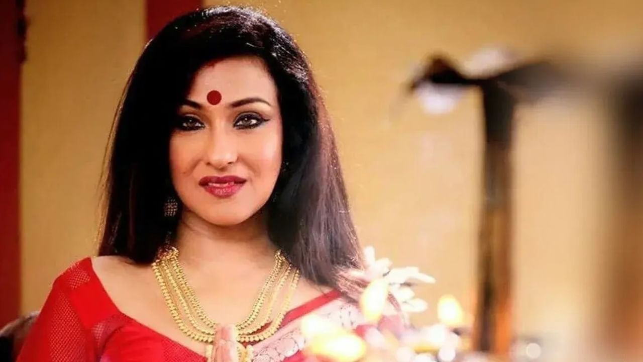 Rituparna Sengupta, Tollywood Gossips: ফের আলোচনার কেন্দ্রবিন্দুতে ঋতুপর্ণা! পুজো মিটতেই শহর ছাড়ছেন নায়িকা?