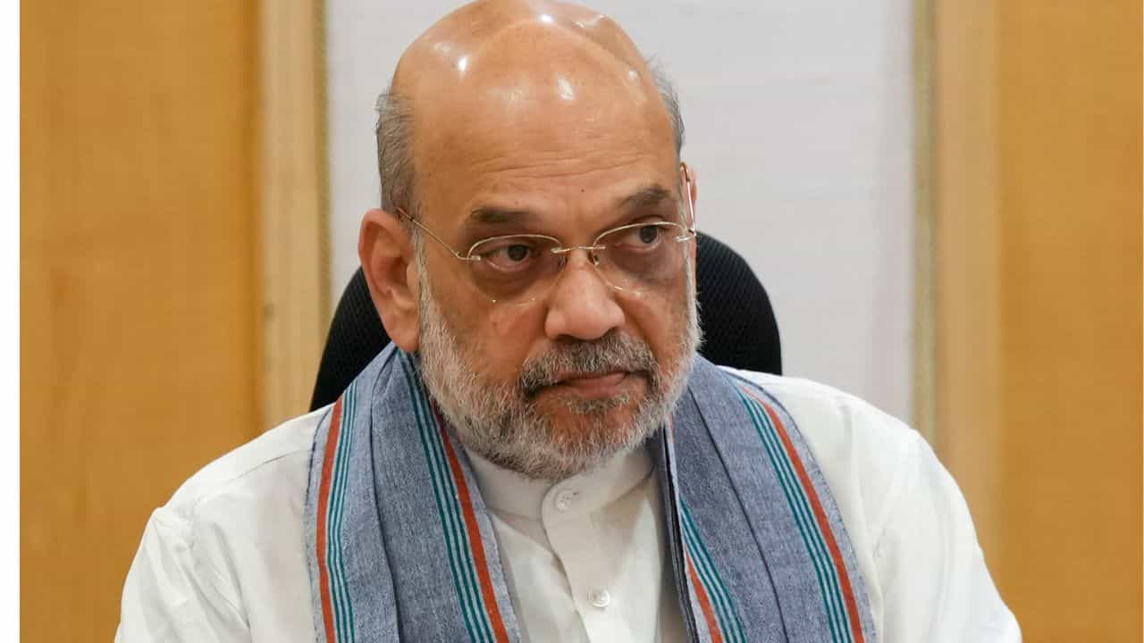 Amit Shah: কলকাতায় আসছেন কেন্দ্রীয় স্বরাষ্ট্রমন্ত্রী, বৃষ্টিতে মাঠে জল জমায় আরামবাগ যাচ্ছেন না শাহ Amit Shah: কলকাতায় আসছেন কেন্দ্রীয় স্বরাষ্ট্রমন্ত্রী, বৃষ্টিতে মাঠে জল জমায় আরামবাগ যাচ্ছেন না শাহ