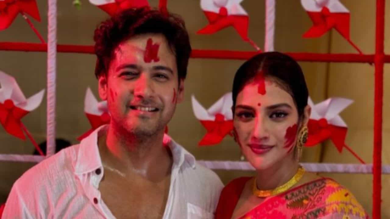 সিঁদুর খেলায় মাতলেন যশ-নুসরত, ছবি পোস্ট করতেই... সিঁদুর খেলায় মাতলেন যশ-নুসরত, ছবি পোস্ট করতেই...