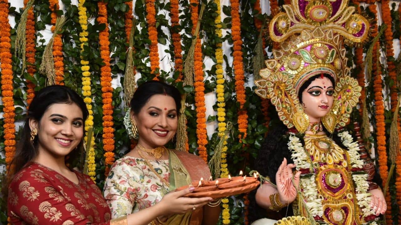 এবার আর জোড়া লক্ষ্মী নয়, ম্লান ইন্দ্রাণী-রাজনন্দিনীর বাড়ির পুজোয়