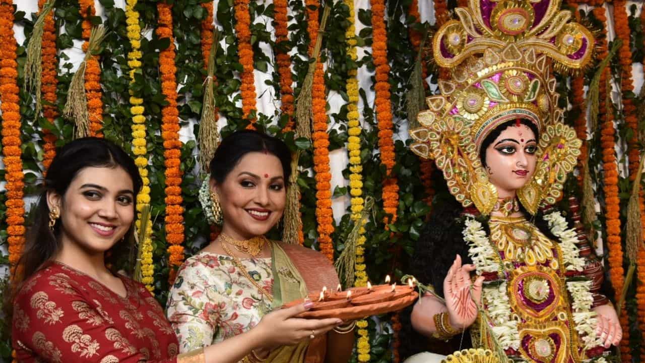 এবার আর জোড়া লক্ষ্মী নয়, ম্লান ইন্দ্রাণী-রাজনন্দিনীর বাড়ির পুজোয় এবার আর জোড়া লক্ষ্মী নয়, ম্লান ইন্দ্রাণী-রাজনন্দিনীর বাড়ির পুজোয়