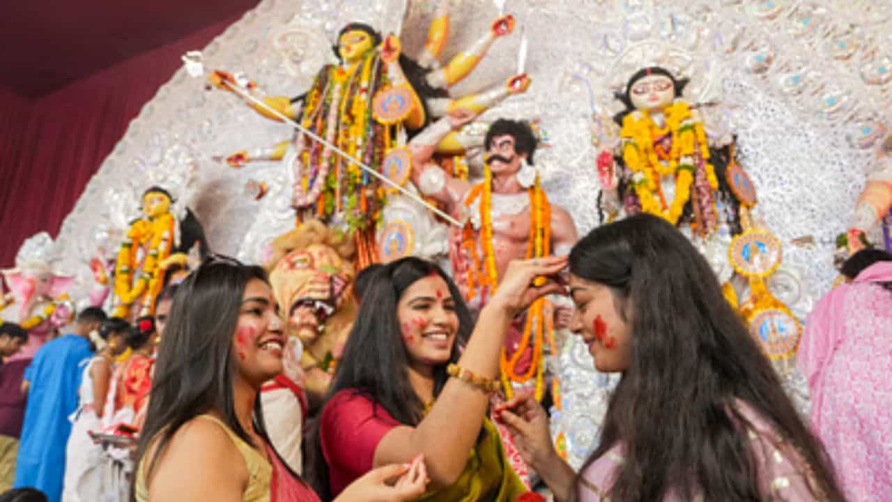 Durga Puja Stories: মনখারাপের বিসর্জনে 'শুভ বিজয়া' বলা হয় কেন জানেন? Durga Puja Stories: মনখারাপের বিসর্জনে 'শুভ বিজয়া' বলা হয় কেন জানেন?