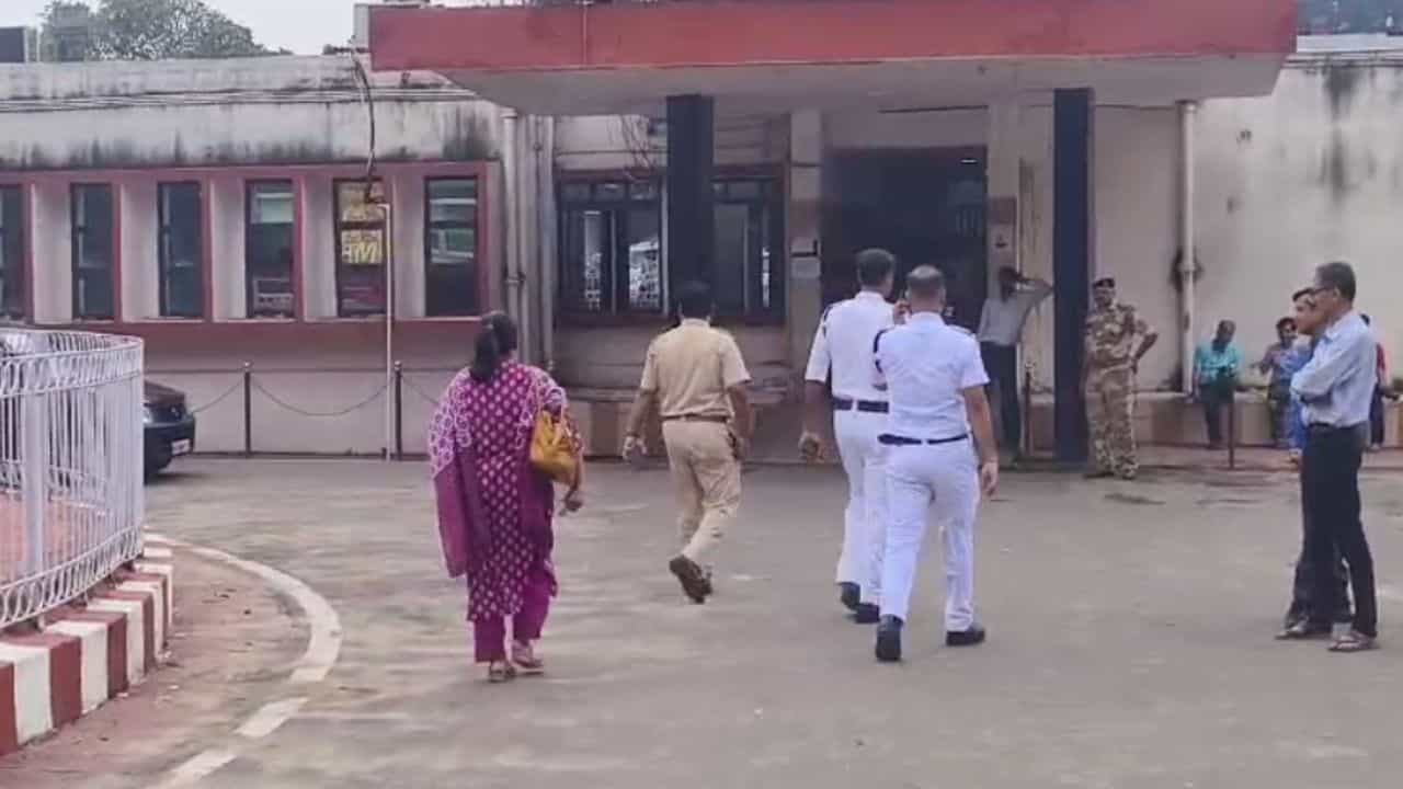 Durgapur: কারখানার ভিতর থেকেই নিখোঁজ, উদ্ধার হল আধিকারিকের মরদেহ Durgapur: কারখানার ভিতর থেকেই নিখোঁজ, উদ্ধার হল আধিকারিকের মরদেহ