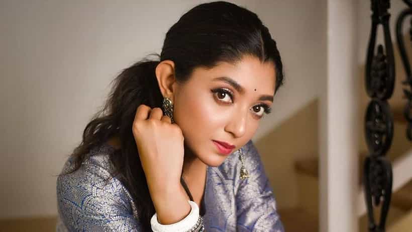 টাকা নিয়ে কখনও..., মায়ের নির্দেশ মেনে দুর্গাপুজো কী করেন না দেবলীনা?