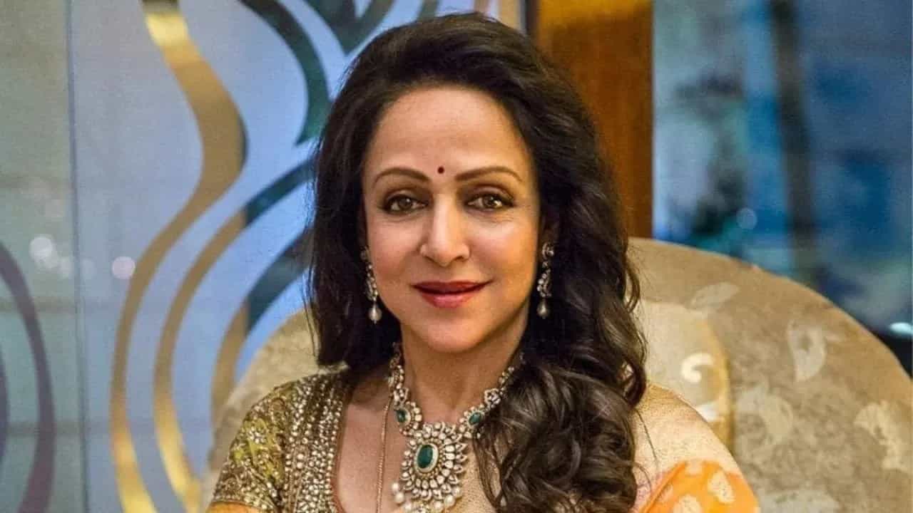 বিবাহিত পুরুষের গলায় মালা দেন হেমা মালিনি? তারপর... বিবাহিত পুরুষের গলায় মালা দেন হেমা মালিনি? তারপর...