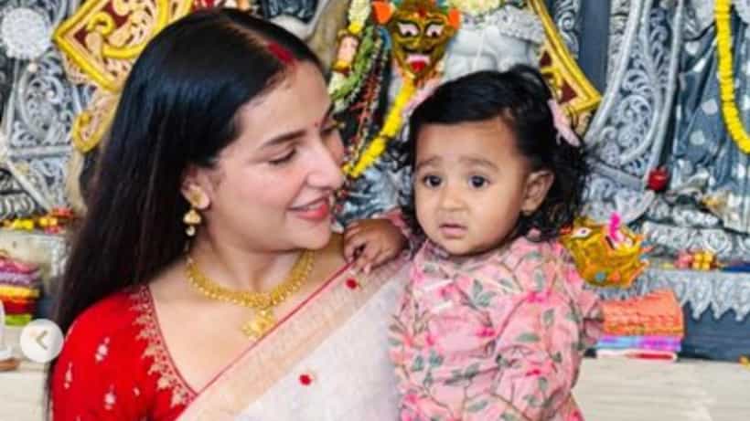ইয়ালিনির প্রথম দুর্গাপুজো, সপ্তমীতে মেয়েকে কেমন সাজালেন শুভশ্রী?