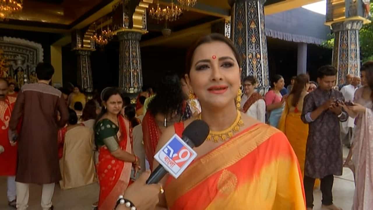 পরিবারের জন্য পুজোর আমেজে ফেরা উচিত অনশনকারীদের: রচনা পরিবারের জন্য পুজোর আমেজে ফেরা উচিত অনশনকারীদের: রচনা