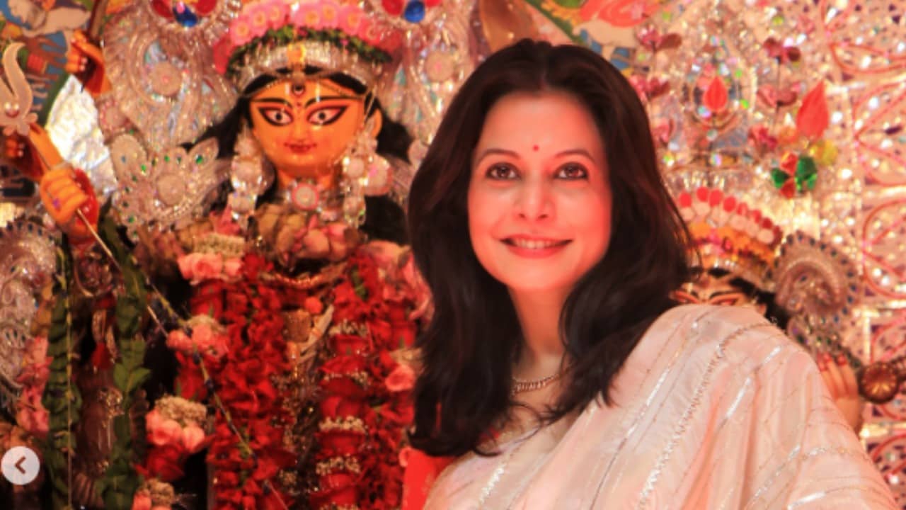 শাড়ির আড়ালে ঢাকা বেবিবাম্প, মহাষ্টমীতে ভাইরাল কোয়েল-কবীরের ছবি