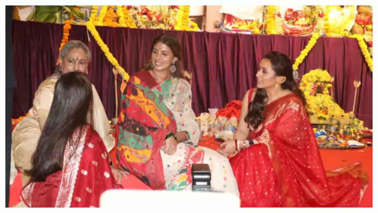 'ঐশ্বর্য কই?', রানির দুর্গাপুজোয় জয়া-শ্বেতাকে দেখেই চিত্কার ভক্তের 'ঐশ্বর্য কই?', রানির দুর্গাপুজোয় জয়া-শ্বেতাকে দেখেই চিত্কার ভক্তের