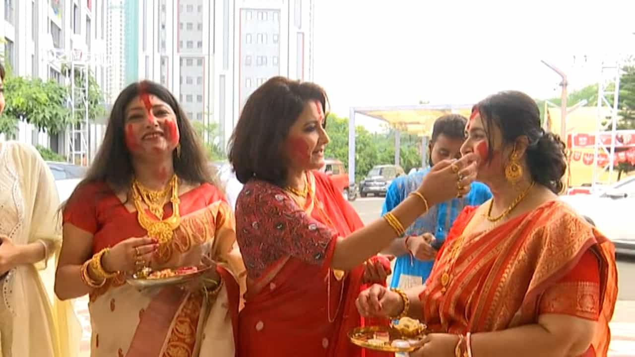 দশমীতে সিঁদুর খেললেন রচনা, সকলের উদ্দেশে বললেন... দশমীতে সিঁদুর খেললেন রচনা, সকলের উদ্দেশে বললেন...