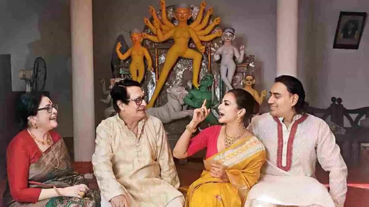 নাতির সঙ্গে কেমন সম্পর্ক রঞ্জিত মল্লিকের? কোয়েলের বাড়ির অন্দরমহলের এ কোন ছবি ভাইরাল নাতির সঙ্গে কেমন সম্পর্ক রঞ্জিত মল্লিকের? কোয়েলের বাড়ির অন্দরমহলের এ কোন ছবি ভাইরাল