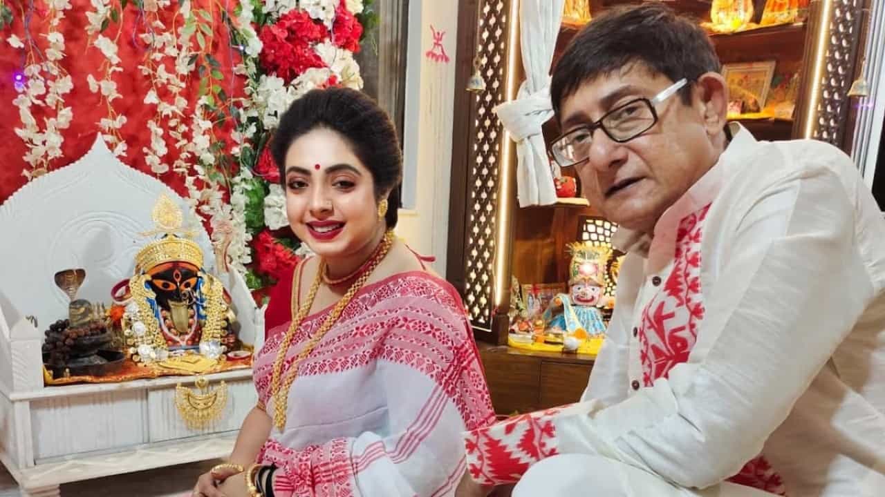 শ্রীময়ী চট্টরাজ প্রথম থেকেই বলে এসেছেন কারও কথায় তিনি গুরুত্ব দেন না। স্বামী হিসাবে কাঞ্চন মল্লিককে পেয়ে খুব খুশি তিনি। শ্রীময়ী এবং কাঞ্চনের বয়সের পার্থক্যও বিস্তর। অভিনেত্রীর থেকে প্রায় ২০ বছরের বড় কাঞ্চন। তবে কোনও সমালোচনাই গায়ে লাগে না তাঁদের। আপাতত গুছিয়ে সংসার করতে চান শ্রীময়ী।