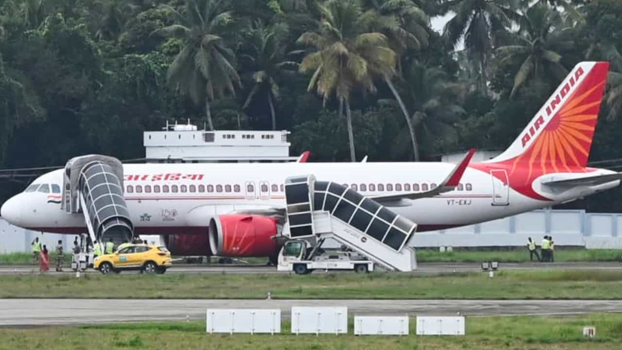 মাঝ আকাশে তখন বিমান, খবর এল 'বোমা রাখা আছে', ভয়ঙ্কর কাণ্ড এয়ার ইন্ডিয়ার ফ্লাইটে মাঝ আকাশে তখন বিমান, খবর এল 'বোমা রাখা আছে', ভয়ঙ্কর কাণ্ড এয়ার ইন্ডিয়ার ফ্লাইটে