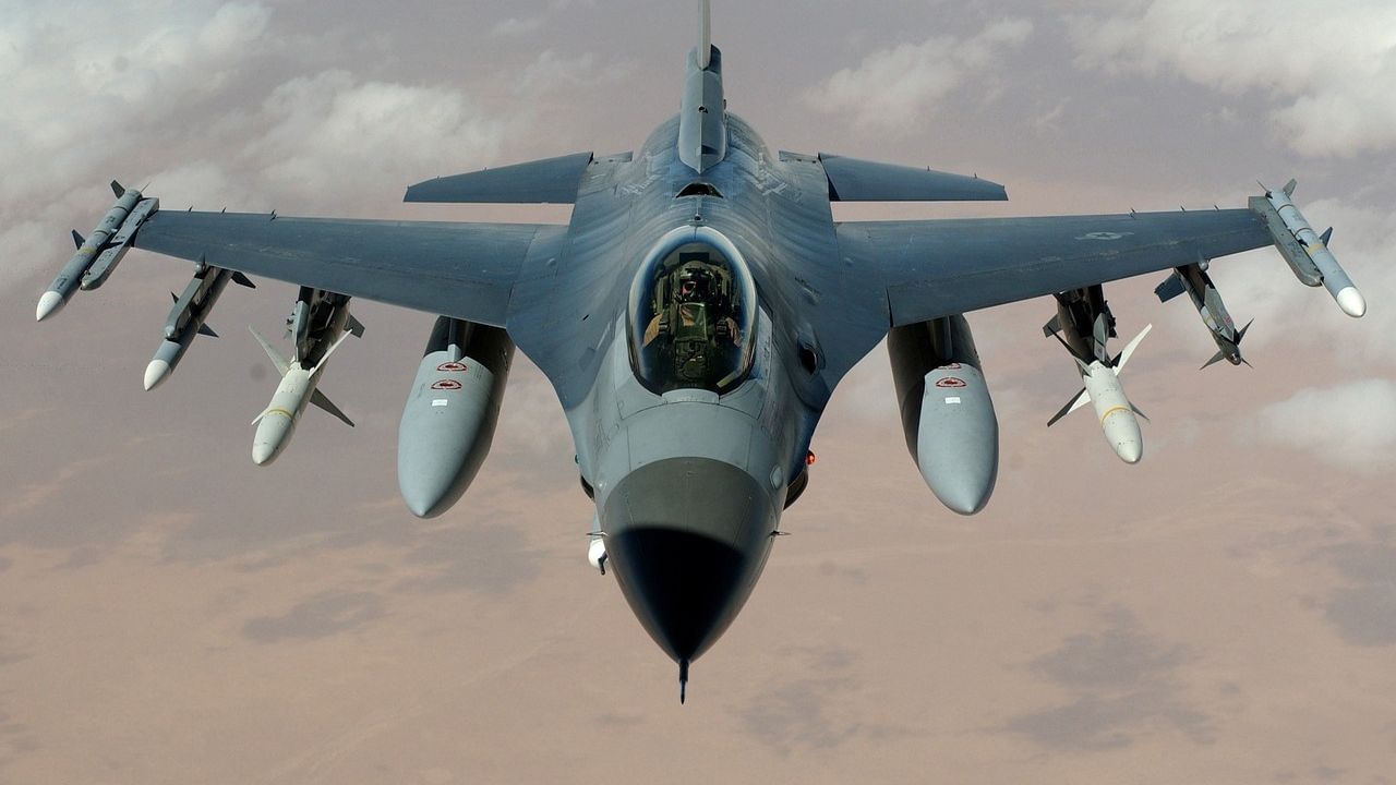 Combat Aircraft: মেঘনাদের মতো এবার যুদ্ধ করবে ভারতীয় সেনা, আগেভাগেই ঘুম উড়ল চিন-পাকিস্তানের Combat Aircraft: মেঘনাদের মতো এবার যুদ্ধ করবে ভারতীয় সেনা, আগেভাগেই ঘুম উড়ল চিন-পাকিস্তানের
