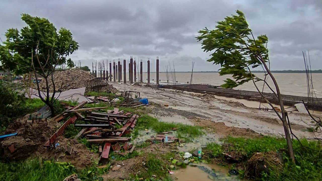 Cyclone Dana After Effects: বিপর্যয়ের সুযোগ নিয়ে ব্যবসা, মোবাইল চার্জের জন্যও দিতে হচ্ছে টাকা!