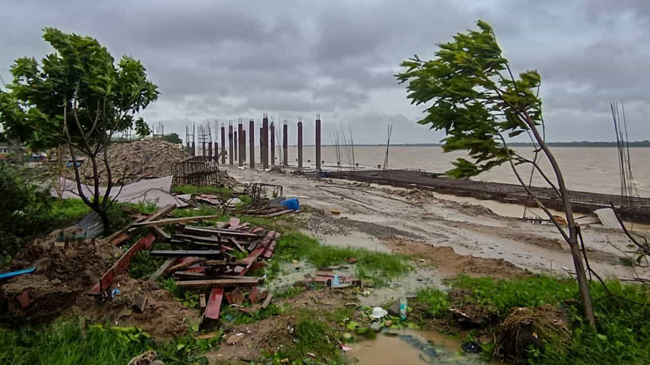 Cyclone Dana After Effects: বিপর্যয়ের সুযোগ নিয়ে ব্যবসা, মোবাইল চার্জের জন্যও দিতে হচ্ছে টাকা! Cyclone Dana After Effects: বিপর্যয়ের সুযোগ নিয়ে ব্যবসা, মোবাইল চার্জের জন্যও দিতে হচ্ছে টাকা!
