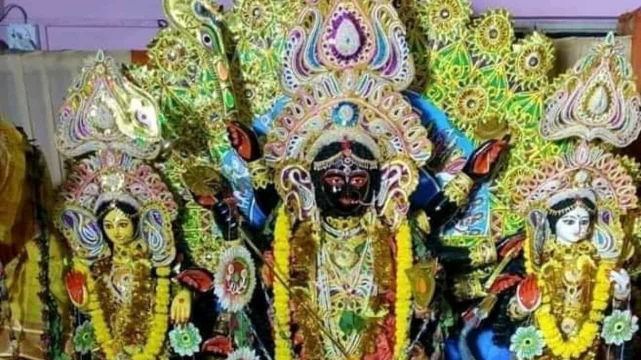 Durga Puja Rituals: শ্যামবর্ণা দেবী দুর্গা, এখানে পূজিত হন কালী রূপে! Durga Puja Rituals: শ্যামবর্ণা দেবী দুর্গা, এখানে পূজিত হন কালী রূপে!