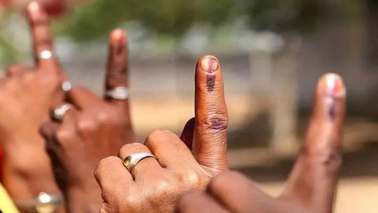 Bye election: আরজি কর কাণ্ডের আবহেই রাজ্যের ৬ আসনে উপনির্বাচন, তারিখ ঘোষণা করল কমিশন Bye election: আরজি কর কাণ্ডের আবহেই রাজ্যের ৬ আসনে উপনির্বাচন, তারিখ ঘোষণা করল কমিশন