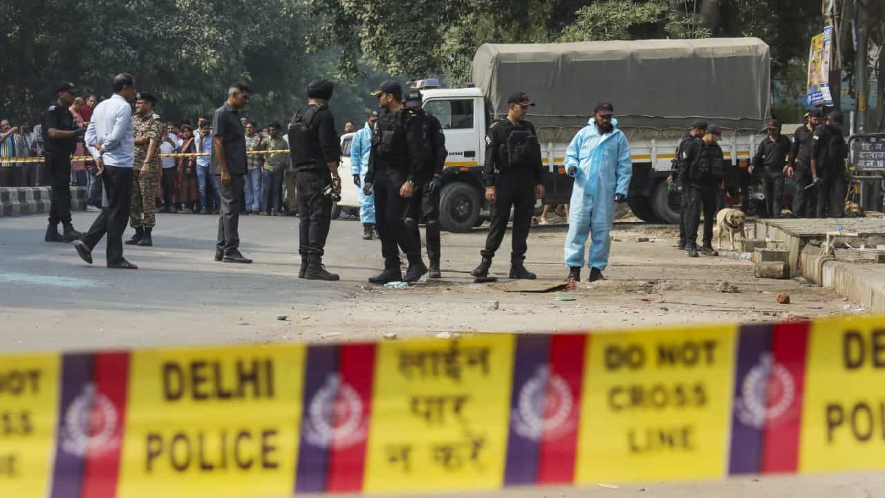 Delhi Blast: বাতাসে ঝাঁঝালো গন্ধ, বিস্ফোরণের দিল্লি জুড়ে 'হাই অ্যালার্ট'! রিপোর্ট চাইলেন শাহ Delhi Blast: বাতাসে ঝাঁঝালো গন্ধ, বিস্ফোরণের দিল্লি জুড়ে 'হাই অ্যালার্ট'! রিপোর্ট চাইলেন শাহ