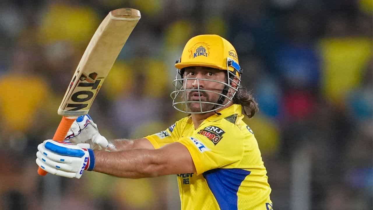 MS Dhoni: ২২ গজ থেকে এবার রাজনীতির ময়দানে ধোনি? ছক্কা হাঁকাবেন কোথায়? MS Dhoni: ২২ গজ থেকে এবার রাজনীতির ময়দানে ধোনি? ছক্কা হাঁকাবেন কোথায়?