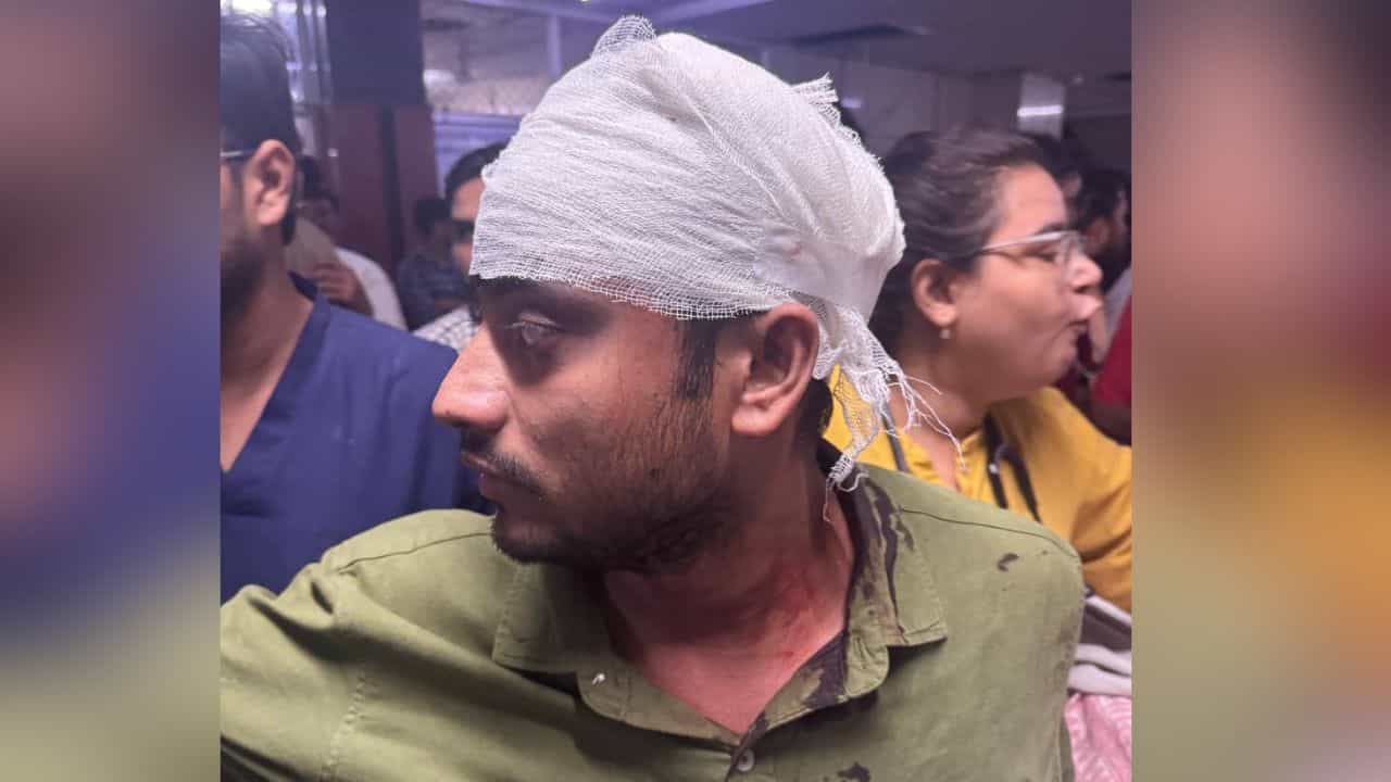 Doctors Strike: রোগীকে মৃত ঘোষণা করতেই জুটল মার, মাথা ফাটল জুনিয়র ডাক্তারের! এবার যোগীরাজ্যেও কর্মবিরতিতে চিকিৎসকরা Doctors Strike: রোগীকে মৃত ঘোষণা করতেই জুটল মার, মাথা ফাটল জুনিয়র ডাক্তারের! এবার যোগীরাজ্যেও কর্মবিরতিতে চিকিৎসকরা