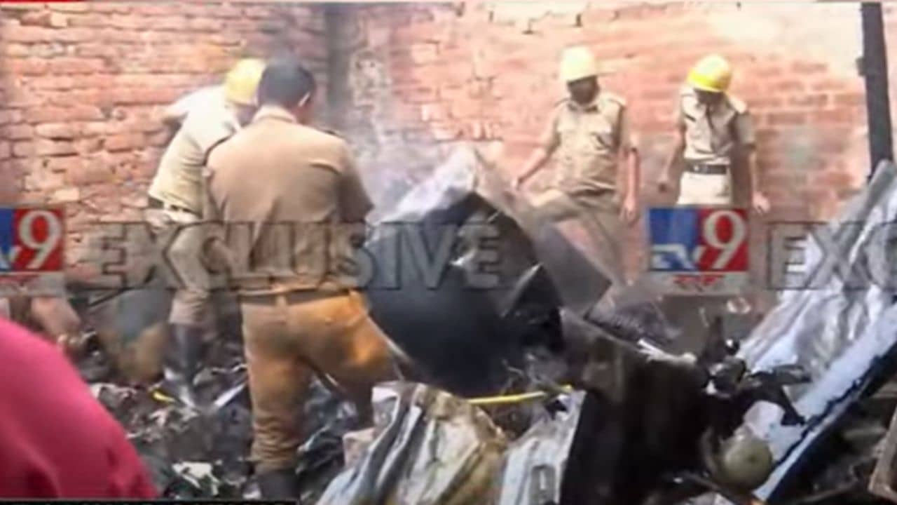 Fire: প্রিন্স আনোয়ার শাহ রোডে বস্তিতে আগুন, পুড়ল পরপর ৭টি ঘর, আহত ১ যুবক