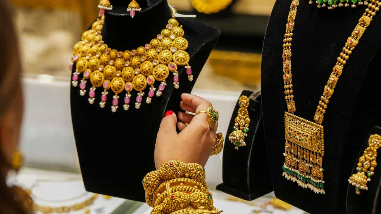 Gold Price Today: ধনতেরাসে সোনা কেনেননি? আজ কিনতে পারেন, দামে এসেছে বড় পরিবর্তন Gold Price Today: ধনতেরাসে সোনা কেনেননি? আজ কিনতে পারেন, দামে এসেছে বড় পরিবর্তন