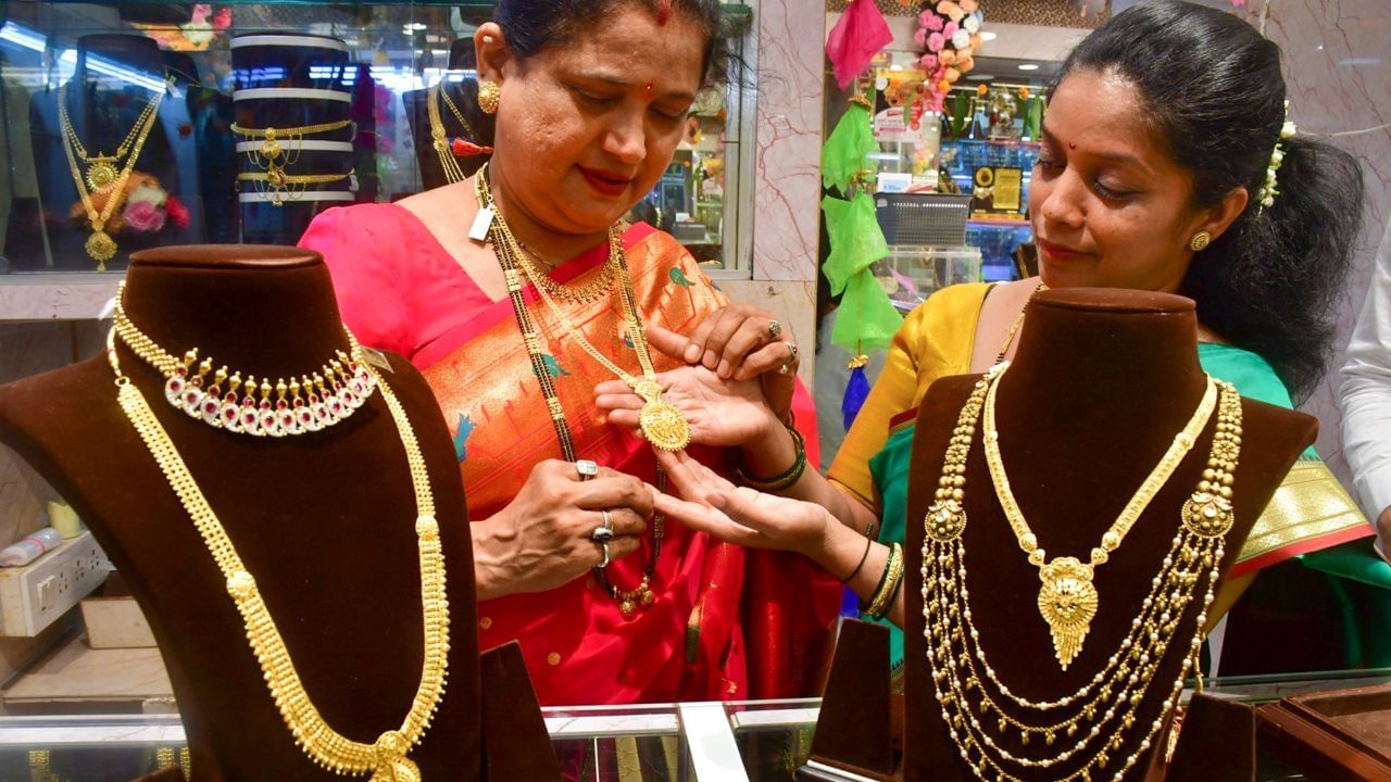 Gold Price Today: ধনতেরাসে সোনা কিনবেন না রুপো? আজ দাম কমল দুই ধাতুরই, লেটেস্ট দর জেনে নিন Gold Price Today: ধনতেরাসে সোনা কিনবেন না রুপো? আজ দাম কমল দুই ধাতুরই, লেটেস্ট দর জেনে নিন