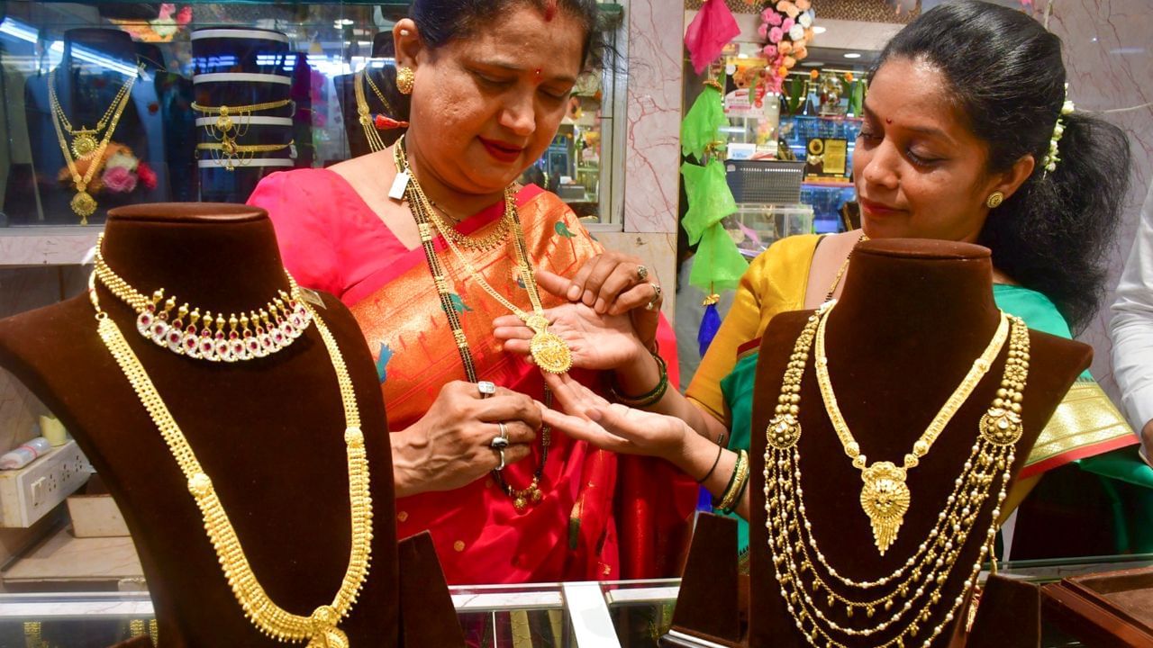 Gold Price Today: ধনতেরাসে সোনা কিনবেন না রুপো? আজ দাম কমল দুই ধাতুরই, লেটেস্ট দর জেনে নিন