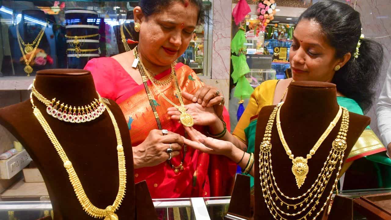 Gold Price Today: ধনতেরাসে সোনা কিনবেন না রুপো? আজ দাম কমল দুই ধাতুরই, লেটেস্ট দর জেনে নিন Gold Price Today: ধনতেরাসে সোনা কিনবেন না রুপো? আজ দাম কমল দুই ধাতুরই, লেটেস্ট দর জেনে নিন