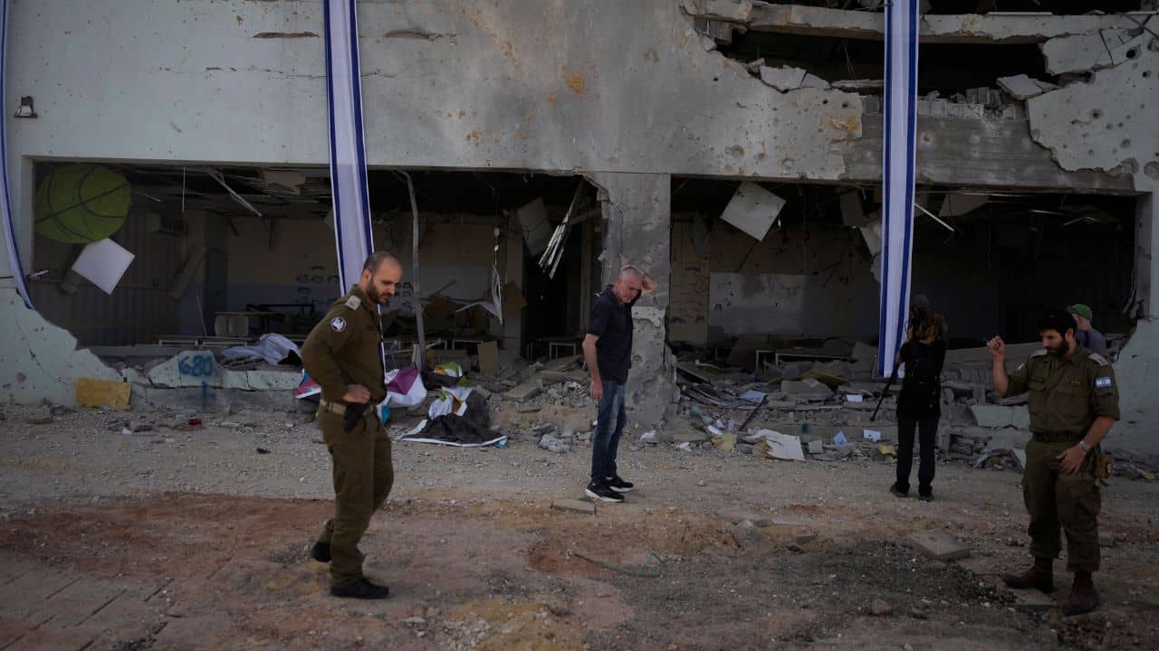 Travel advisory for Indian citizens: মিসাইলের আঁচে তপ্ত মধ্য প্রাচ্য, ইরানে বসবাসকারী ভারতীয়দের সতর্কবার্তা কেন্দ্রের