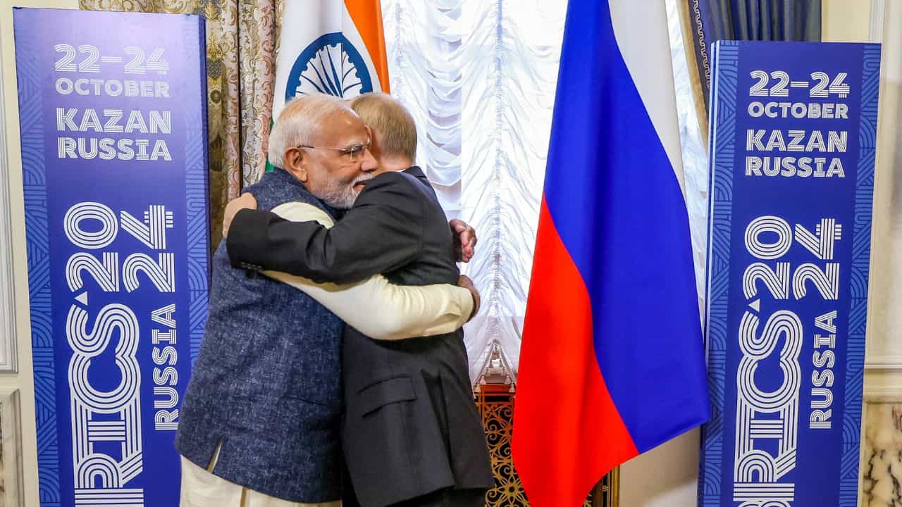 PM Modi-Vladimir Putin: অনুবাদক ছাড়াই পুতিন বোঝেন মোদীর কথা! 'বন্ধু'কে ফের একবার যুদ্ধ থামানোর বার্তা প্রধানমন্ত্রীর PM Modi-Vladimir Putin: অনুবাদক ছাড়াই পুতিন বোঝেন মোদীর কথা! 'বন্ধু'কে ফের একবার যুদ্ধ থামানোর বার্তা প্রধানমন্ত্রীর