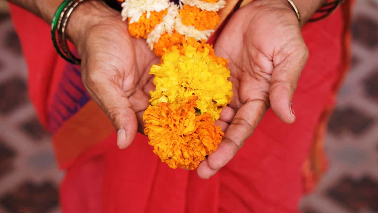 Pushpanjali Mantra: পুরোহিত মশাইয়ের উপর ভরসা করতে হবে না! নিজেই জেনে নিন পুষ্পাঞ্জলির মন্ত্র Pushpanjali Mantra: পুরোহিত মশাইয়ের উপর ভরসা করতে হবে না! নিজেই জেনে নিন পুষ্পাঞ্জলির মন্ত্র